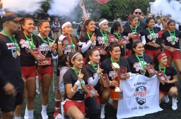 El equipo posando con el trofeo